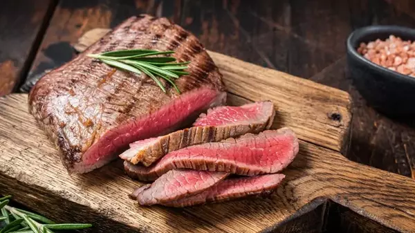 Как приготовить мясо вкусно: простой рецепт нежной говядины в дух...
