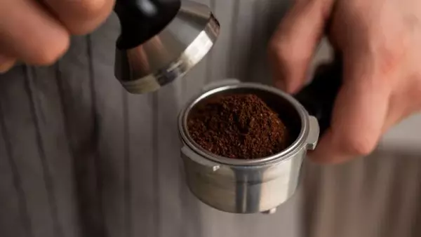 Не выбрасывайте кофейную гущу: 6 полезных способов ее применения