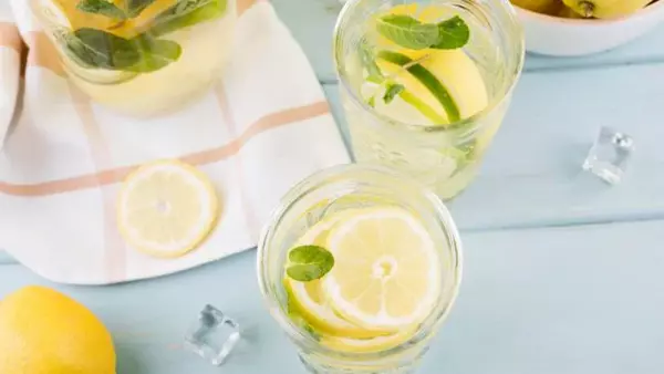 Врач объяснила, действительно ли стакан воды с лимоном добавляет здоровье