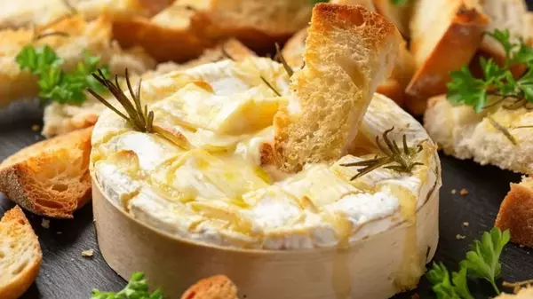 Запеченный сыр «Камамбер» с багетом: рецепт для красивого ужина