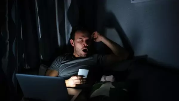 Эксперты объяснили, можно ли на самом деле засыпать с включенным телевизором