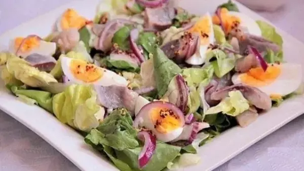 Хрустящий салат с яйцами: рецепт вкусного блюда
