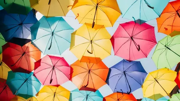Почему народные приметы запрещают сушить раскрытый зонтик в доме:...