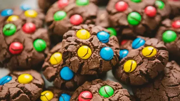 Дети будут в восторге: как приготовить красочное печенье с M&M’s