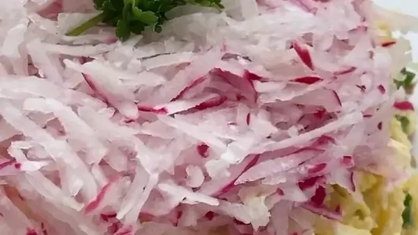 Салат с редисом: рецепт легкого и сытного весеннего блюда