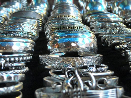 Серебряные браслеты: все нюансы выбора благородного украшения