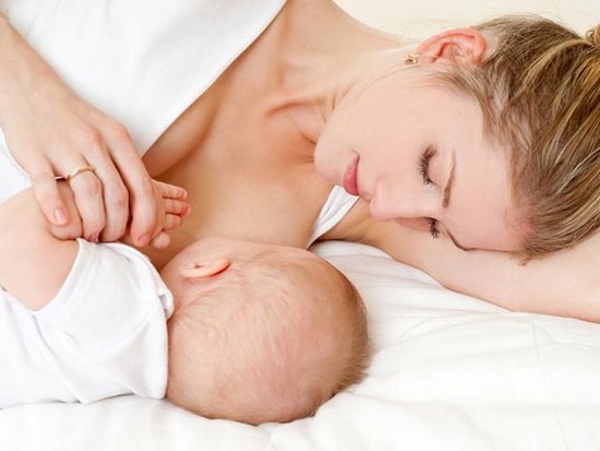 Польза грудного вскармливания для детишек и их мам