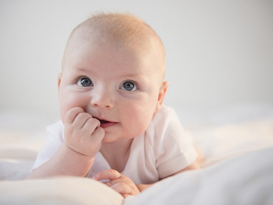 Как развивается малыш в первый год жизни