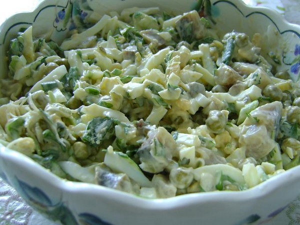Салат с баклажанами и зеленым горошком (рецепт)