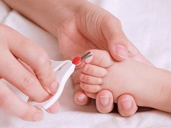 Как обрезать ногти младенцу