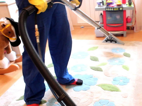 Влажная или сухая: какой способ чистки ковров и мебели предпочтительнее