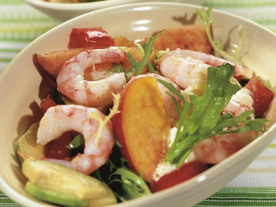 Салат с персиками и креветками (рецепт)