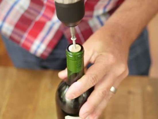 Как открыть бутылку вина без штопора?