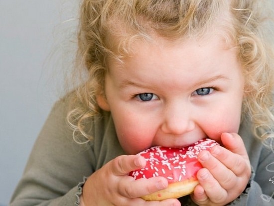 Как отучить ребёнка от сладкого и вредного?
