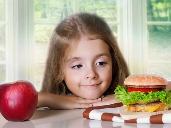 Как отучить ребёнка от вредной еды? 7 полезных советов