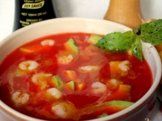 Острый томатный суп с креветками и авокадо (рецепт)