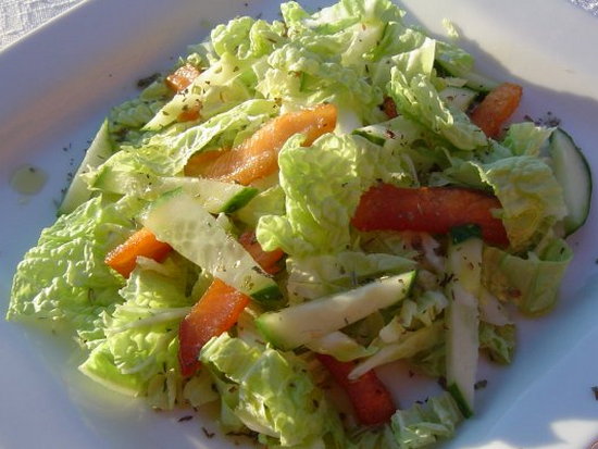 Салат из пекинской капусты, огурцов и красной рыбы (рецепт)