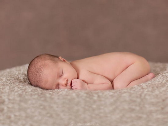 На спинке или на животике: как укладывать младенца спать?