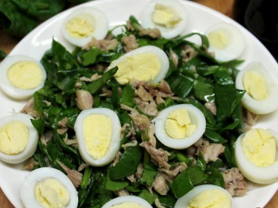 Салат из мяса перепелки, перепелиных яиц и шпината (рецепт)