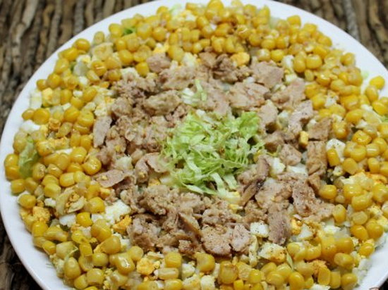 Салат с печенью трески, кукурузой и пекинской капустой (рецепт)