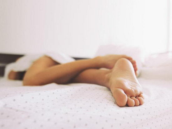 Почему спать без одежды полезно для здоровья