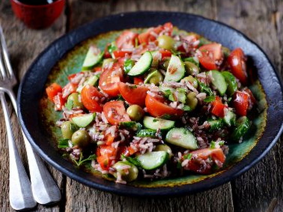 Рисовый салат с салями и маслинами (рецепт)