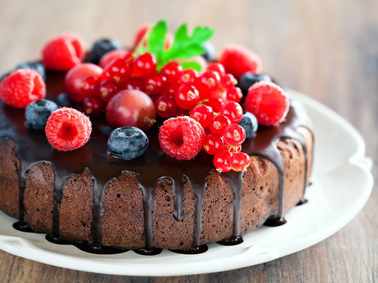 Шоколадный торт с ягодами (рецепт)