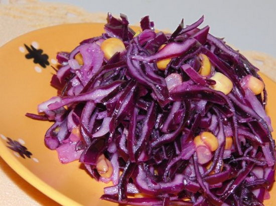Салат с красной капустой, крабовыми палочками и черносливом (рецепт)