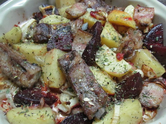Свекла и картофель запеченные с беконом и ребрами (рецепт)