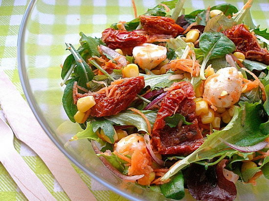 Салат с лососем и вялеными помидорами (рецепт)