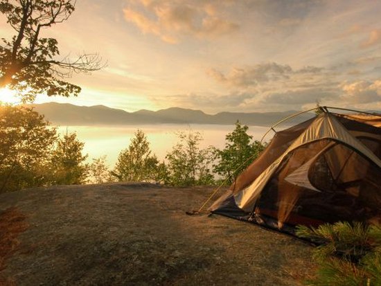 Как начинающему туристу правильно выбрать палатку