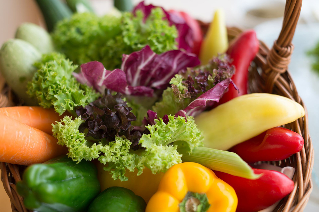 Овощи и фрукты являются источником. Овощи и фрукты блюда. Диетические фрукты и овощи. Овощи и фрукты в рационе. Диетические овощи.