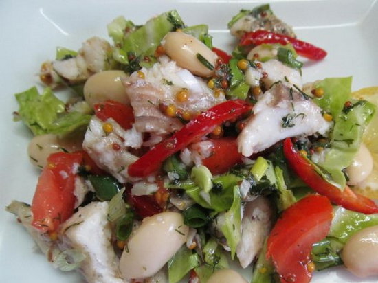 Салат из отварной рыбы с овощами и фасолью (рецепт)