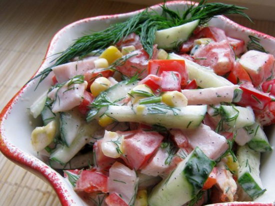 Салат с овощами и копченой курицей (рецепт)