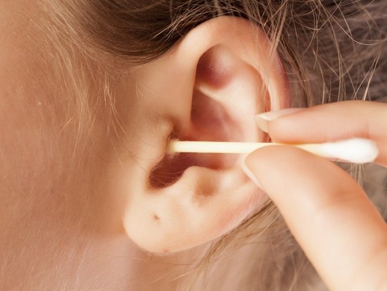 Почему опасно чистить уши ватными палочками