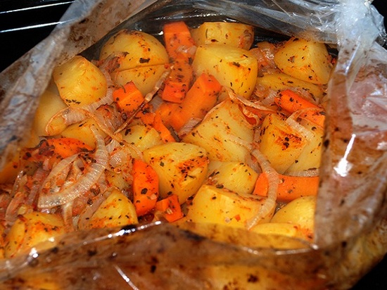 Как приготовить картофель в рукаве