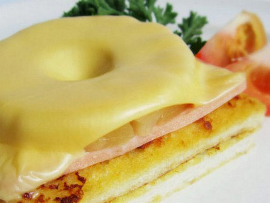 Жареный бутерброд с сыром, ветчиной и ананасом