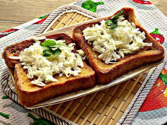 Жаренный бутерброд с сыром и шпинатным соусом