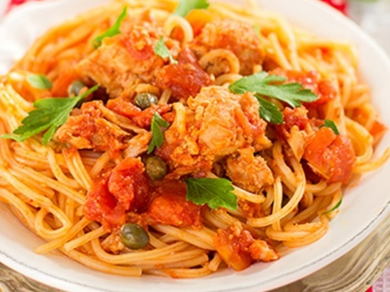 Спагетти с тунцом и томатным соусом