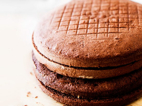 Рецепт простого шоколадного бисквита для торта
