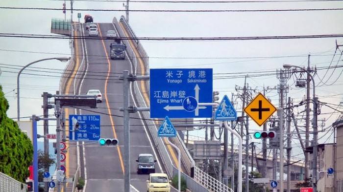 Мост в Японии, который больше напоминает американские горки