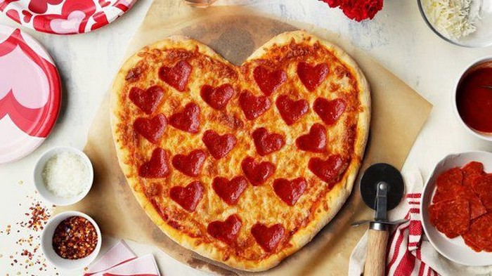 Праздничная пицца «сердце» с белым соусом
