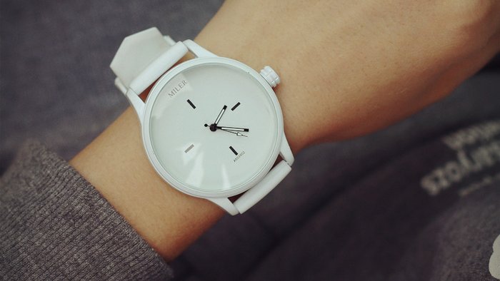 Стильные белые наручные часы