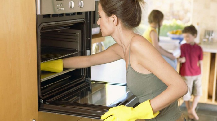 Как быстро почистить духовку подручными средствами