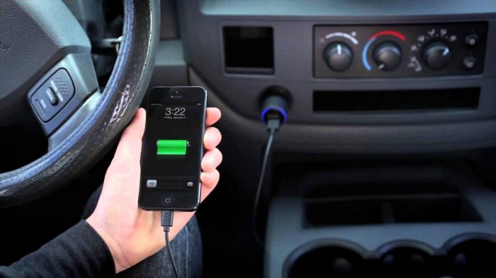 Почему не стоит заряжать телефон в автомобиле во время поездки