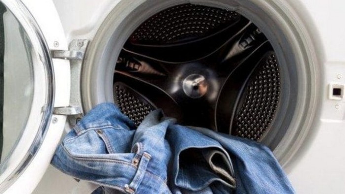 Как стирать джинсы, чтобы они не потеряли цвет