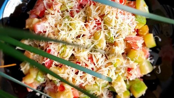 Горячий салат из цветной капусты с сыром и грецкими орехами