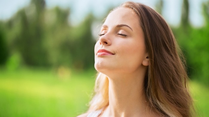 Как расслабиться за 1 минуту: простая дыхательная техника