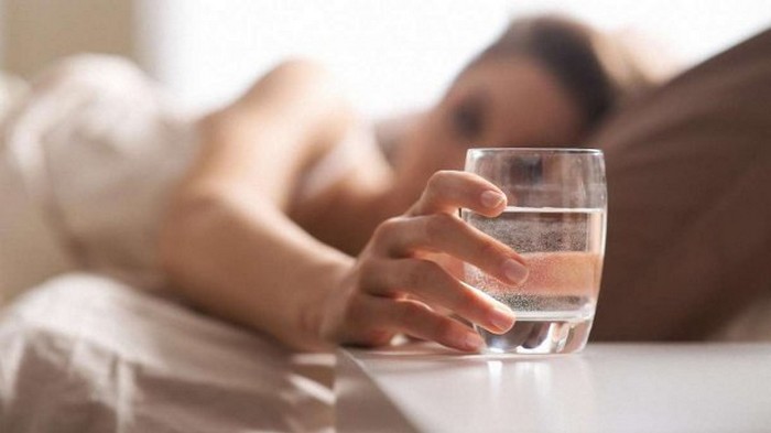 Зачем выпивать стакан воды перед сном?