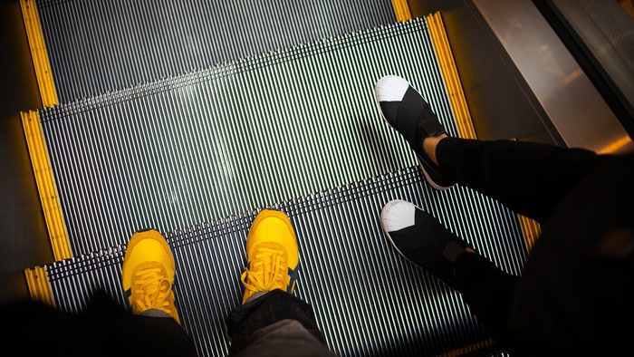Зачем на эскалаторах нужны щетки, объемные полосы и желтые линии